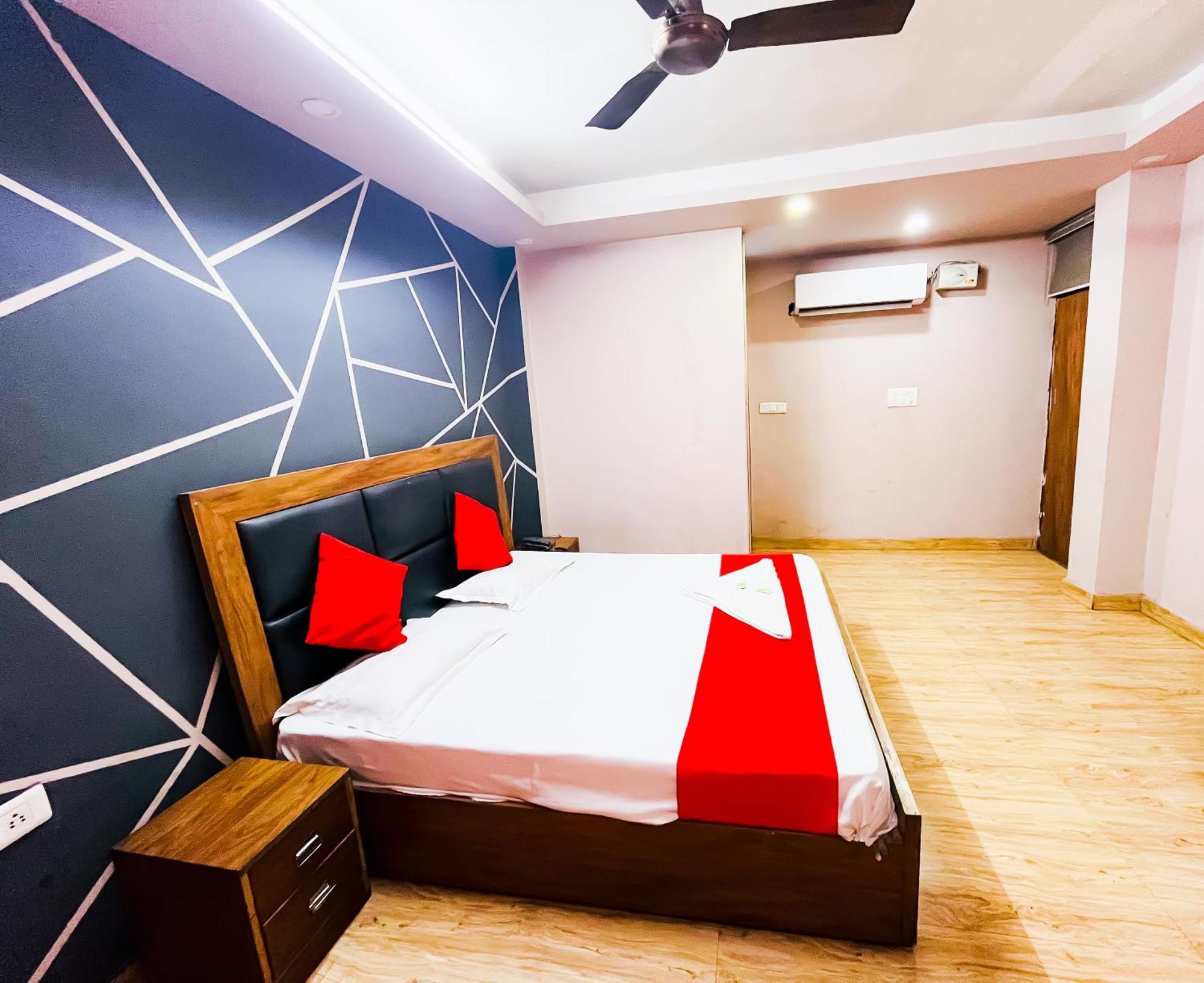 Comfort Nizamuddin Railway Station 2 Min Walk Hotel